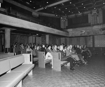 884422 Afbeelding van het publiek in de Kleine Zaal van Muziekcentrum Vredenburg, bij een bijeenkomst ter gelegenheid ...